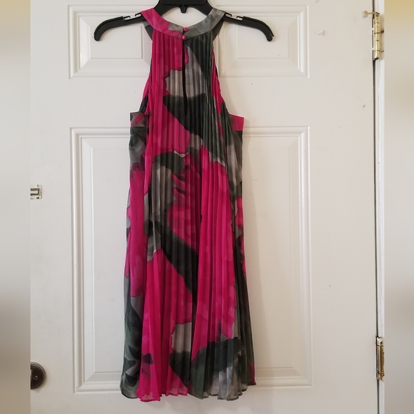 Trina Turk Pleated Dresses, Size Small - Picture 10 of 11